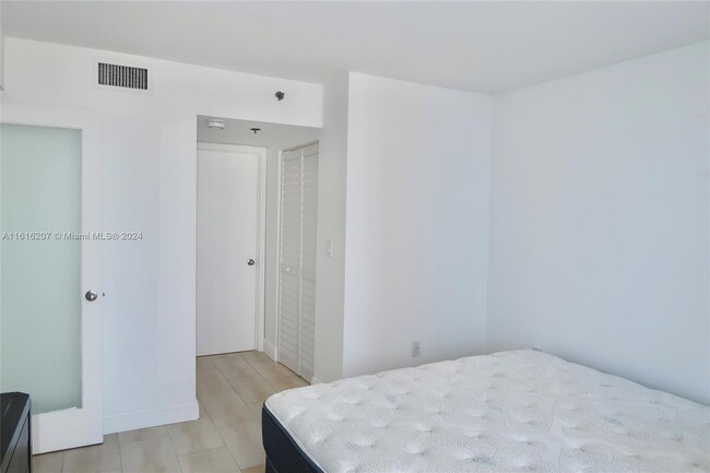 Building Photo - 540 Brickell Key Dr