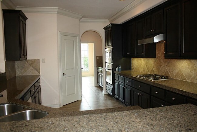 Building Photo - 2046 Palm Forest Ln