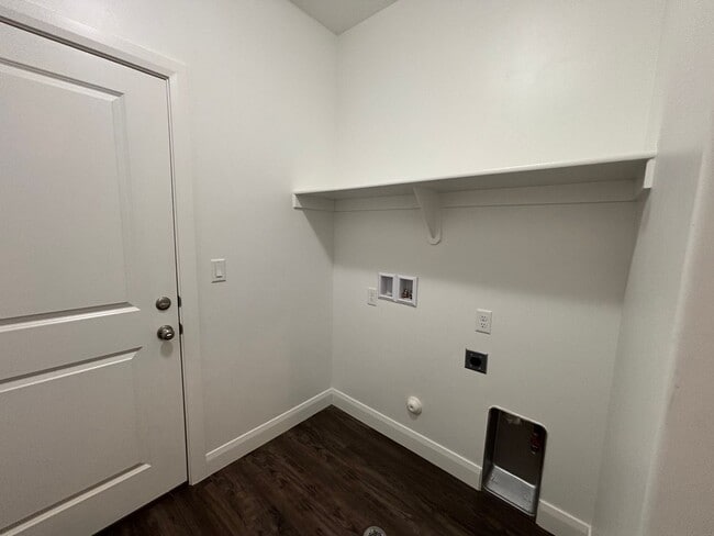 Building Photo - SPACIOUS HOME FOR RENT!