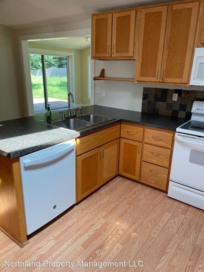 Building Photo - 3 br, 1.5 bath House - 3184 Rennie St