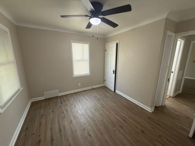 Building Photo - This beautifully updated 3-bedroom, 1-bath...