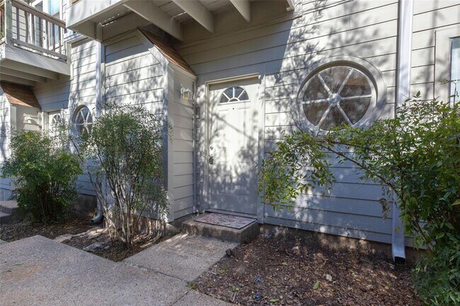 Building Photo - 706 W Lynn St