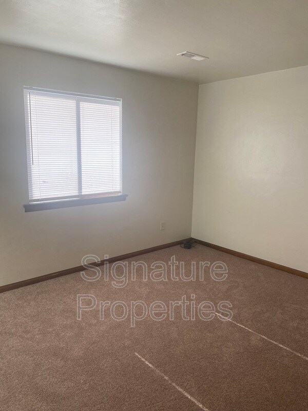 Building Photo - 827 Kerns Ave SW