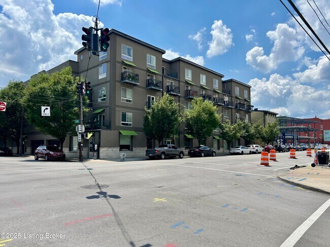 Building Photo - 830 E Main St