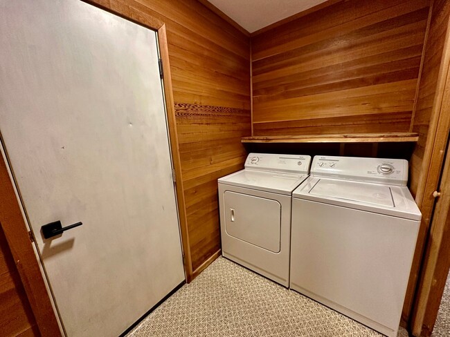 Building Photo - 1204 N Brooklane St