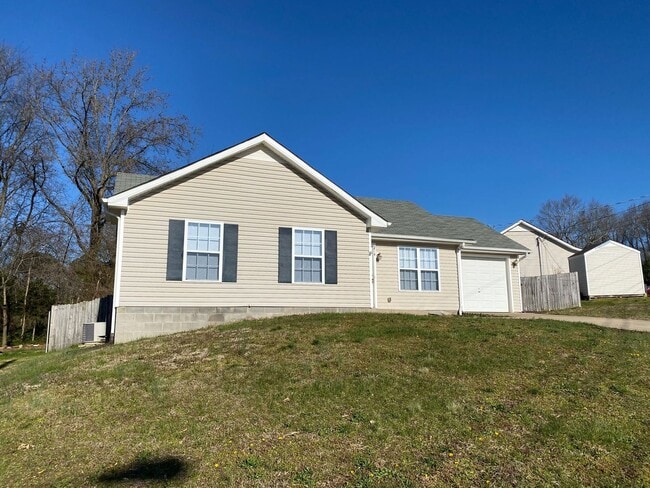 Building Photo - Great Rental....3/2 Bath, near playground,...