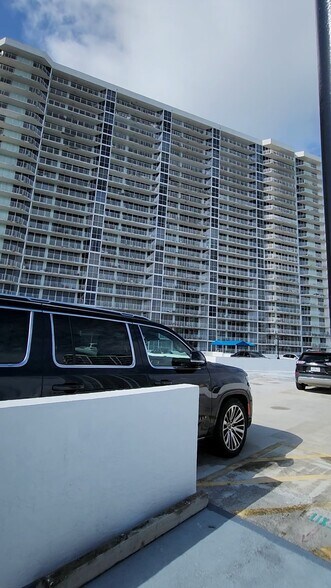 Parking - 7601 E Treasure Dr