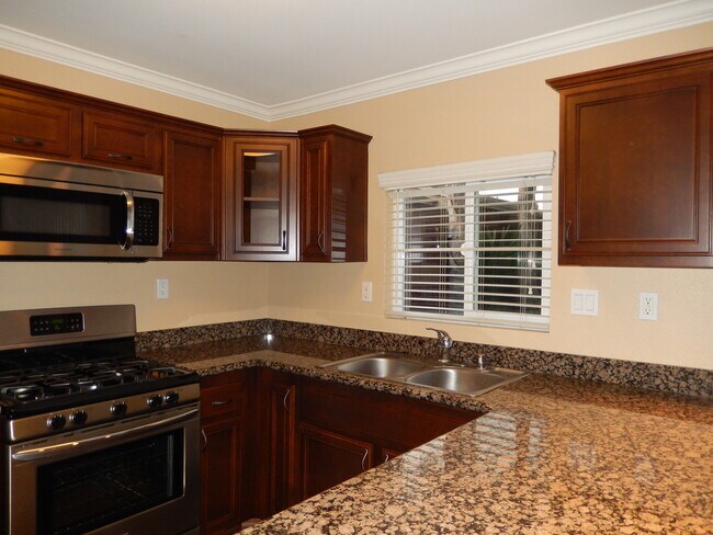 Building Photo - GORGEOUS TOWNHOME 3 BR, 2.5 BA, 2 CAR GARAGE