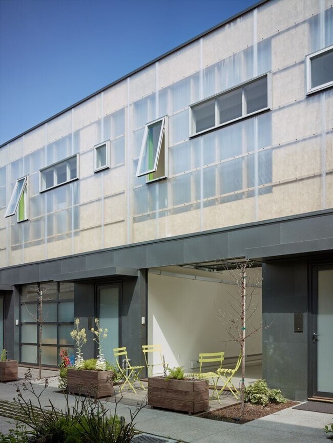 Building Photo - Bright Live-Work Studio & Tall Ceilings on Adeline in Oakland