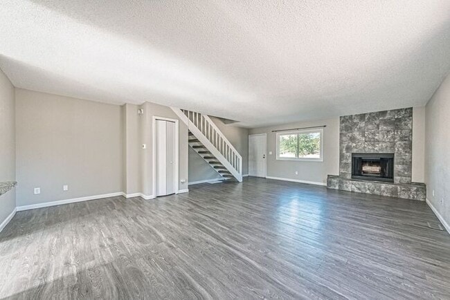 Building Photo - 3 Bed 2 Bath Townhouse, newly renovated! - MOVE IN SPECIAL