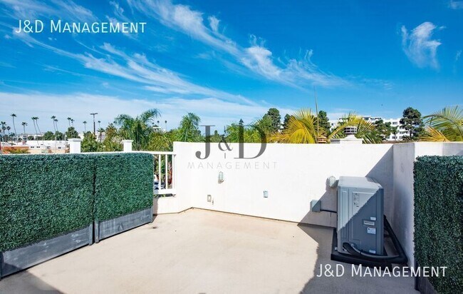 Building Photo - 105 S Ditmar St