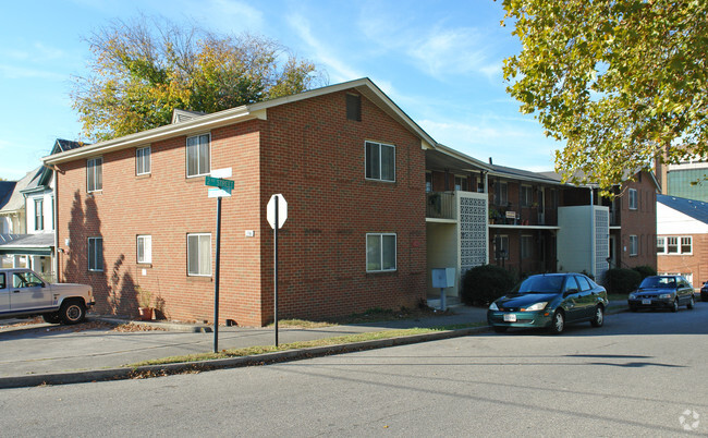 Building Photo - Mountain Manor