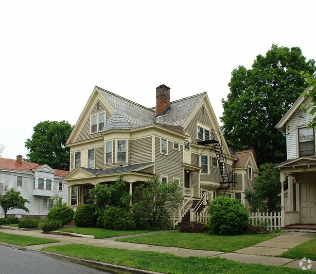 Primary Photo - 119 Caroline St