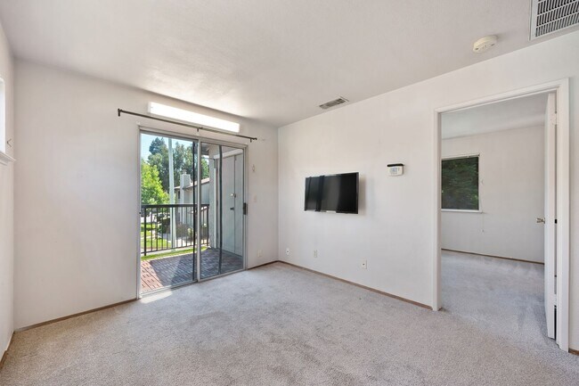 Building Photo - Prime location near downtown, airport, dining 1 bed 1 bath