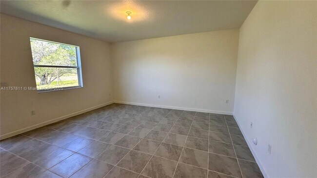 Building Photo - 2760 SE 23rd Ave