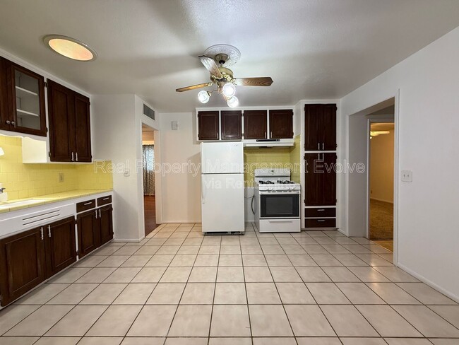 Building Photo - 2332 W Diana Ave