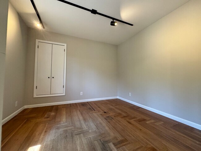 Building Photo - 1 Bedroom, 1 Bathroom Townhouse in High Point!