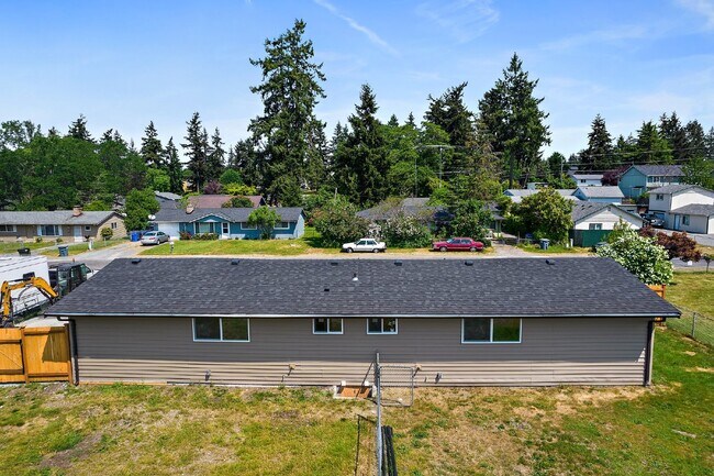 Building Photo - Newly Remodeled 1-Bedroom Duplex Unit with...