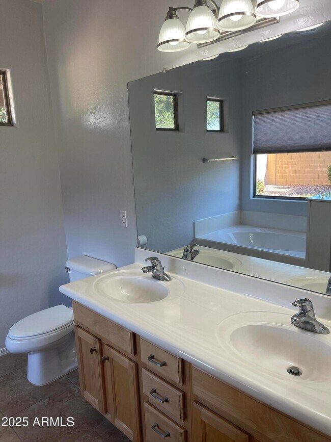 Building Photo - 4 W Saddle Way