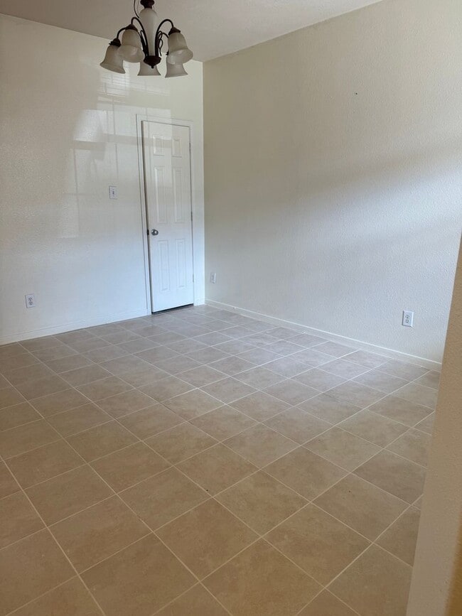 Building Photo - Charming 5BR Townhome in Houston