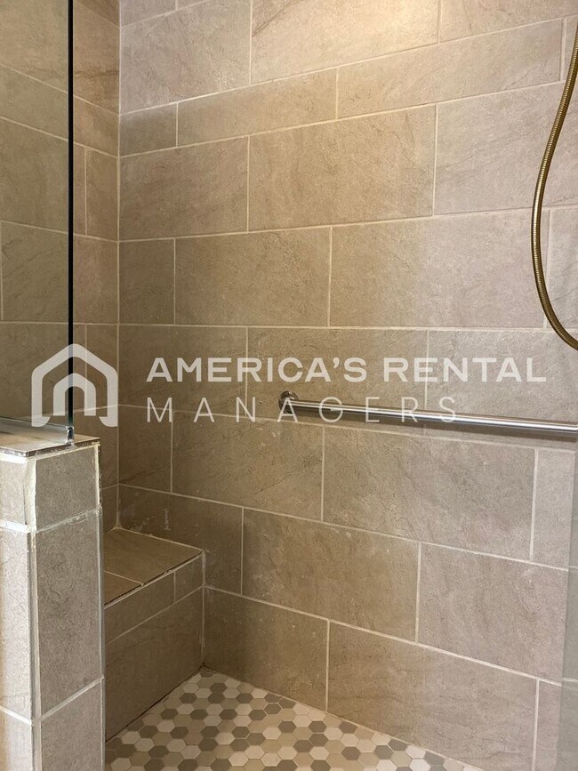 Building Photo - DEPOSIT PENDING!!! Townhome for Rent in Bessemer!  View with 48 Hours Notice!
