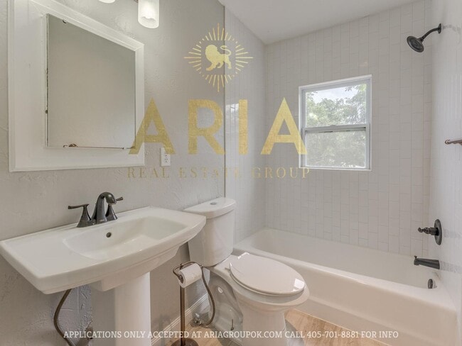 Building Photo - Updated & Adorable 2 Bed/1 Bath Space in t...