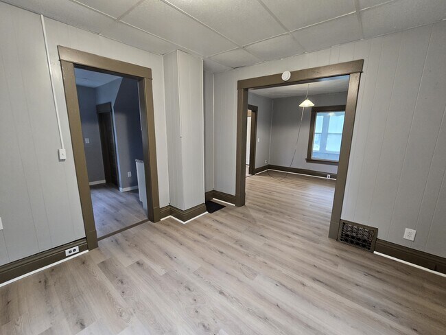 Building Photo - 419 Bratnober St