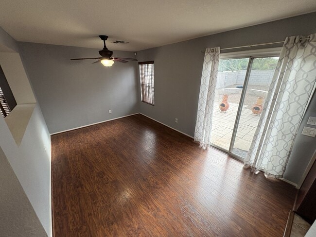 Building Photo - Convenient Location Three bedroom 2.5 baths 2 car garage