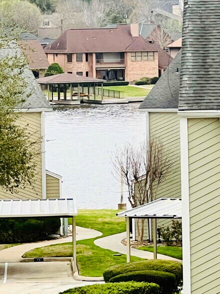 Building Photo - 124 April Point Dr S