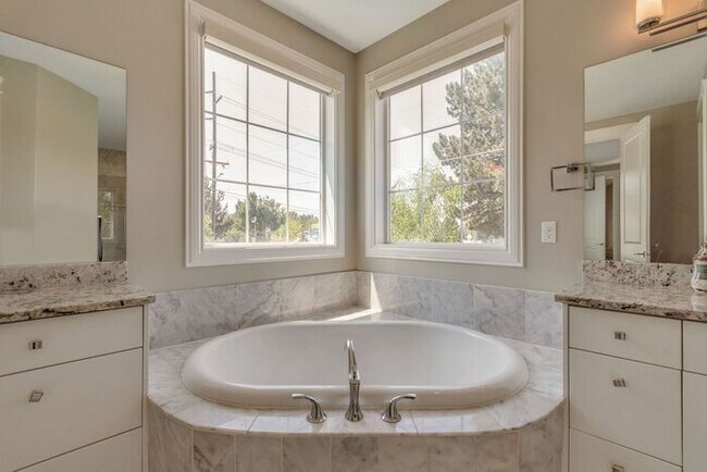 Building Photo - Upmarket Townhouse in Sought After Holladay City