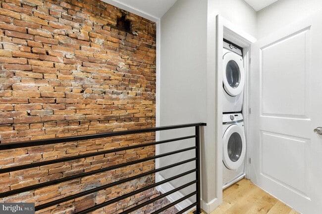 Building Photo - 1937 Dickinson St