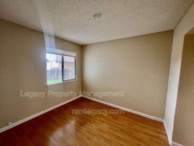 Building Photo - 827 Crested Dr