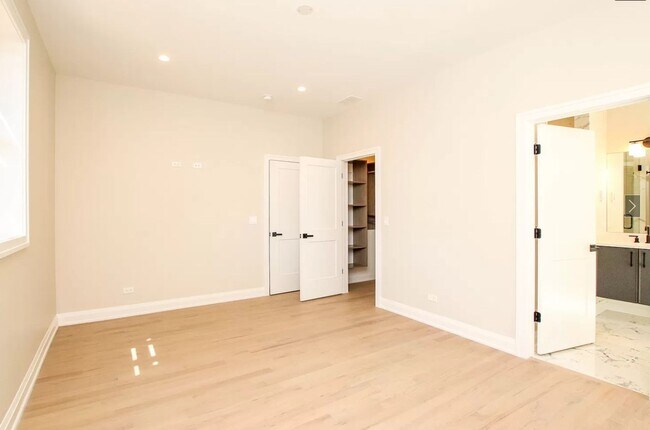Building Photo - 1225 W Addison St