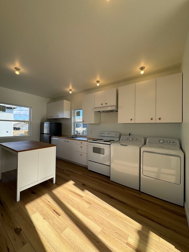 Building Photo - 1BR, 1BA with Huge Garage