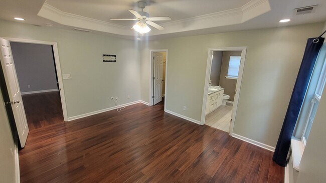 Building Photo - A 3 Bedroom Home Right Off Westport Road