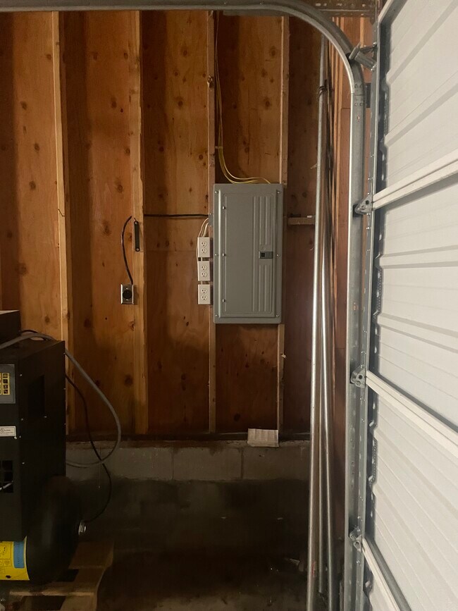 Building Photo - 1390 Glen Canyon Rd