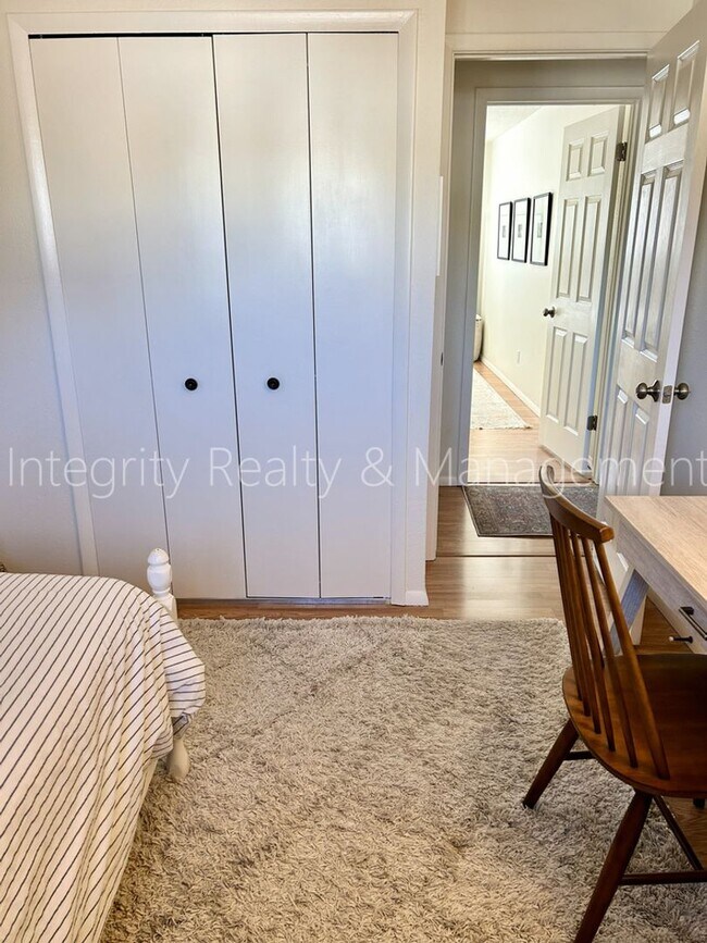 Building Photo - 9722 W Polk Dr