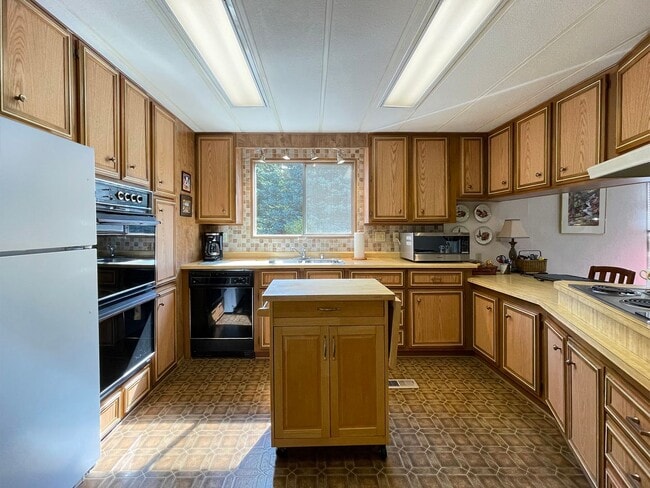 Building Photo - 121 Ivy Ln