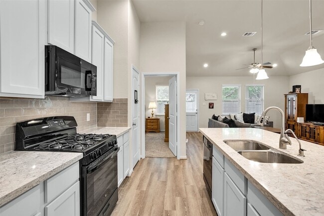Building Photo - 18806 Legend Oaks Dr