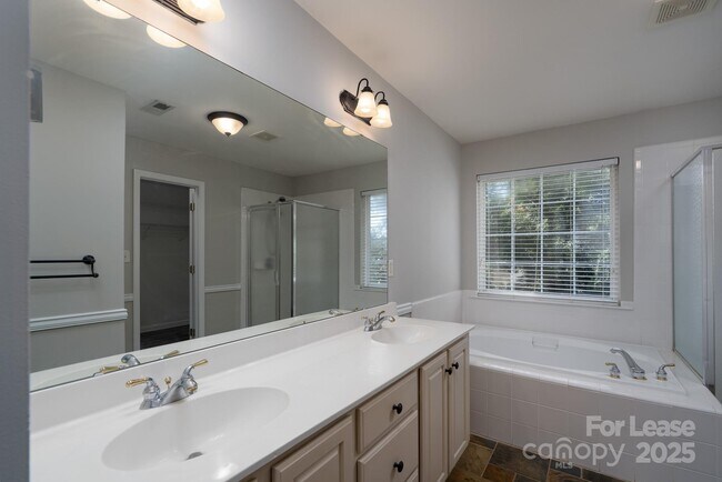 Building Photo - 604 Queenswater Ln
