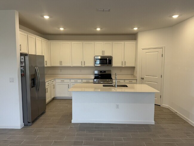 Building Photo - "Spacious 4-Bed Oasis with Granite Finishes & Guest Suite in Jacksonville!"