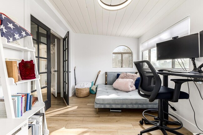 Building Photo - 2707 W Lamar Rd