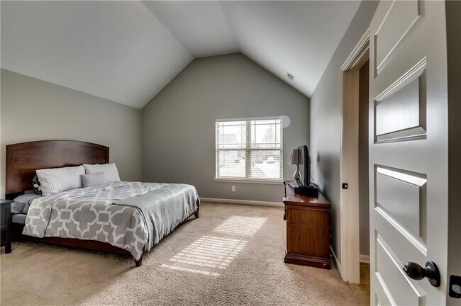 Building Photo - 2216 Golden Eagle Dr