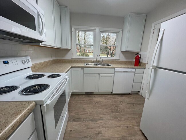 Building Photo - Renovated 2 BR Convenient to Battleground