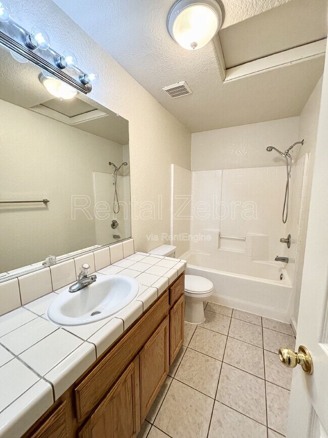 Building Photo - 936 W 13th St