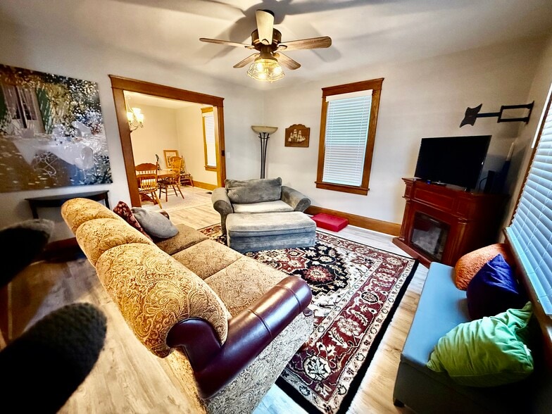 Building Photo - 852 Aetna St