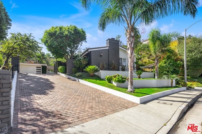 Building Photo - 8331 Skyline Dr