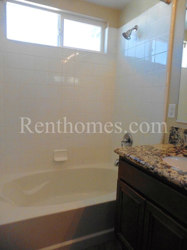 Building Photo - 568 Almond Rd