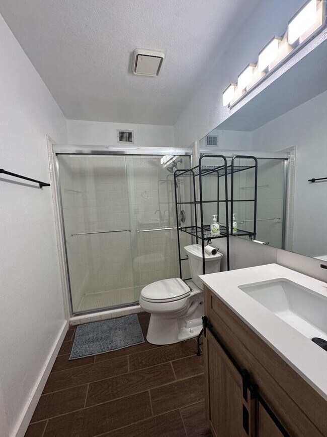 Building Photo - 1016 E Cottonwood Dr