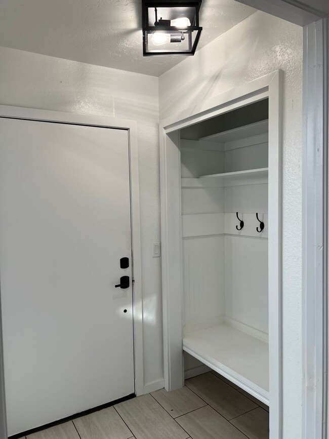 Building Photo - (2)Bed/(2.5) Bath + Study and Storm Shelter Avail Dec 1!